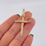 Dije Cruz Clavos 4.4 g / 1 3/4 in Tres Oros 18K
