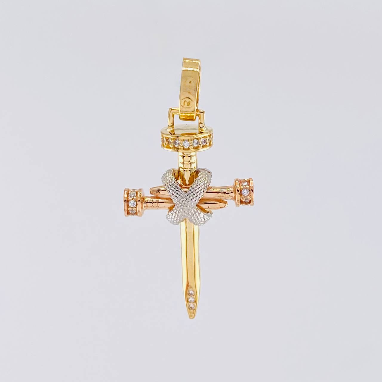 Dije Cruz Clavo 3.95 g / 1 1/2 in Tres Oros 18K