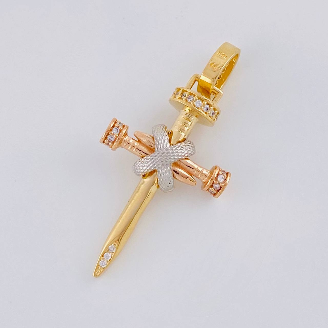 Dije Cruz Clavo 3.95 g / 1 1/2 in Tres Oros 18K