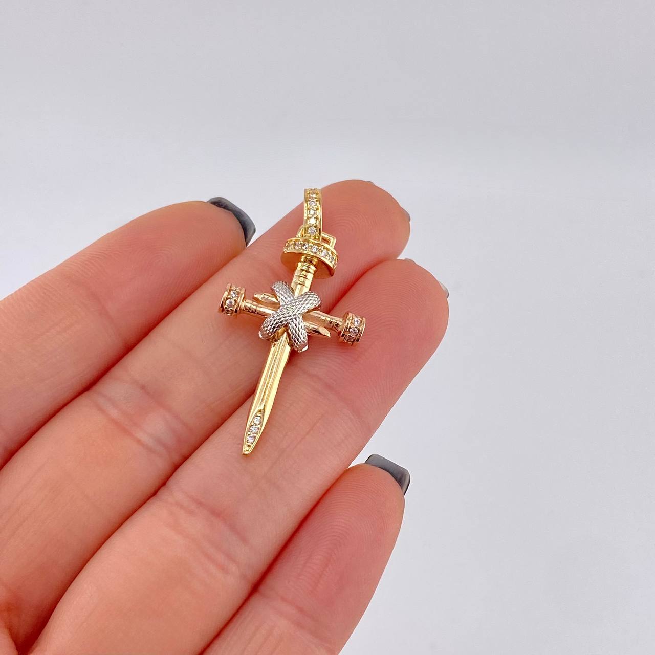 Dije Cruz Clavo 3.95 g / 1 1/2 in Tres Oros 18K