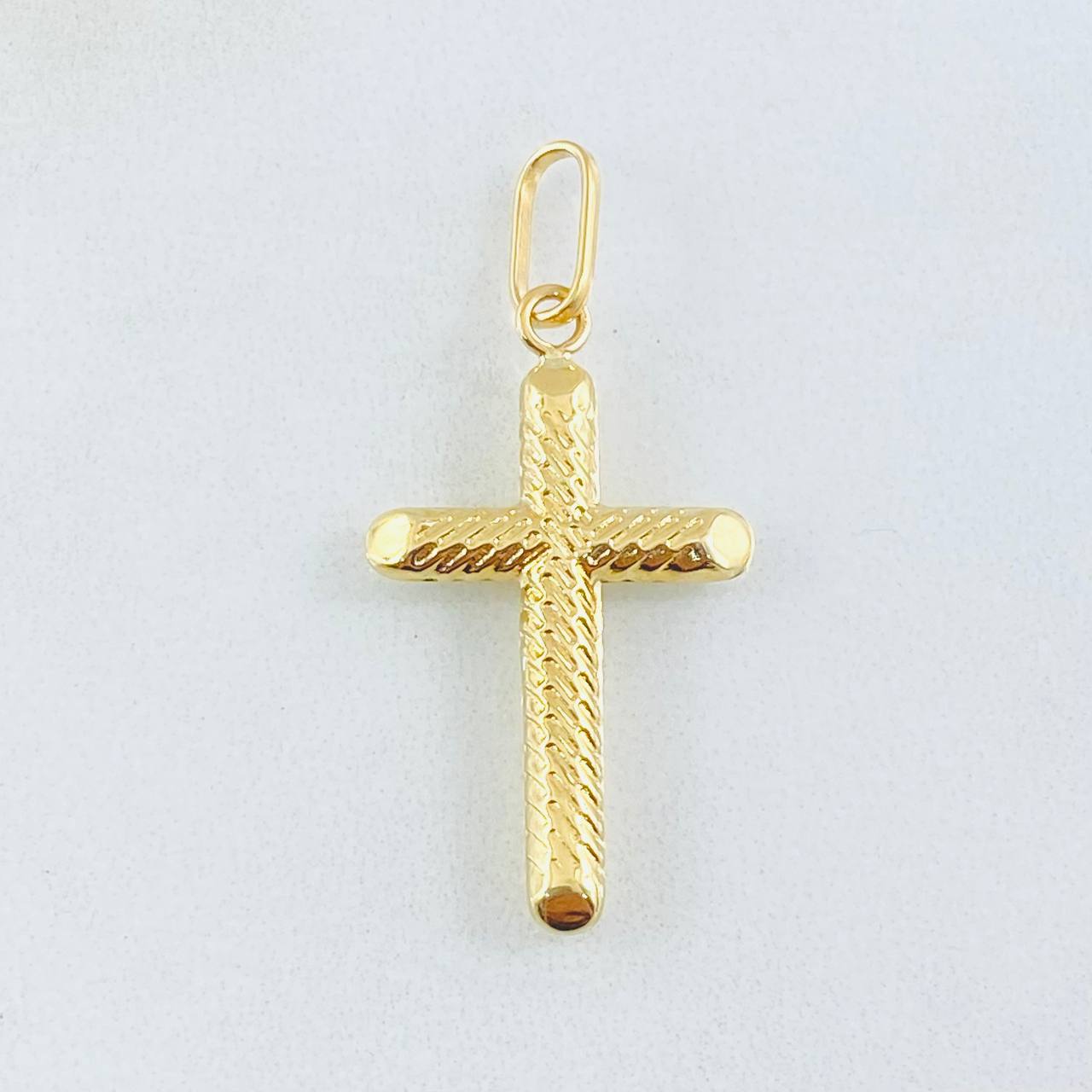 Dije Cruz 1.2gr / 1 1/2 in / Oro Amarillo 18K ©