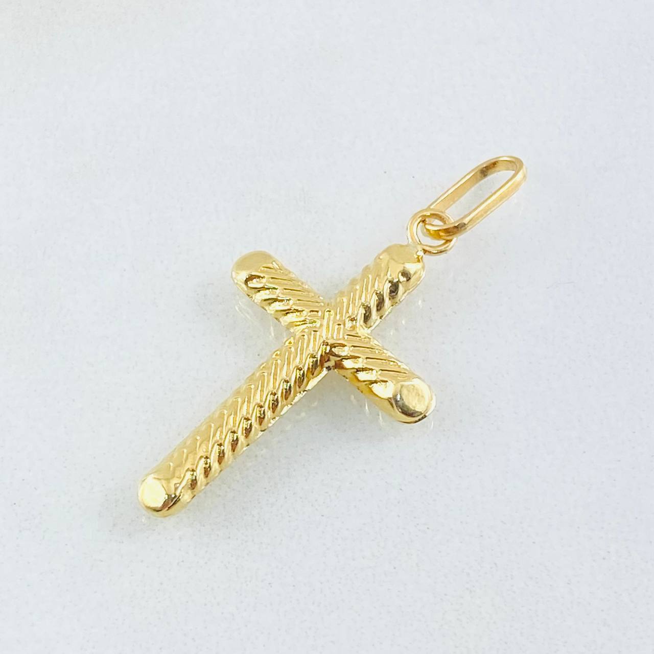 Dije Cruz Puntas Planas 1.15gr / 1 1/4 in / Oro Amarillo 18K *