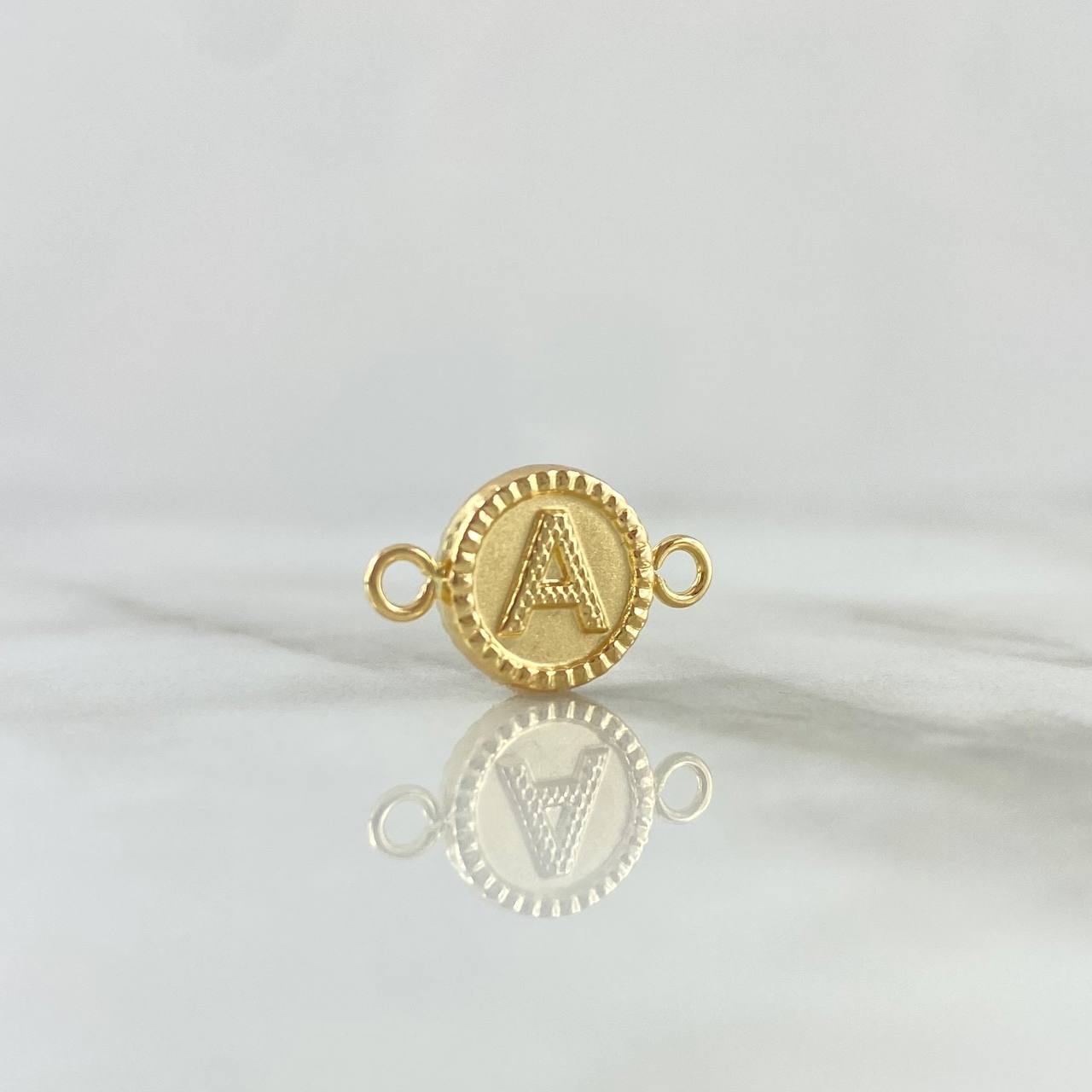 Herraje Letra A Mate 0.65gr / 1.7cm / Circulo Bordeado Oro Amarillo 18K