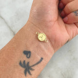 Herraje Letra A Mate 0.65gr / 1.7cm / Circulo Bordeado Oro Amarillo 18K