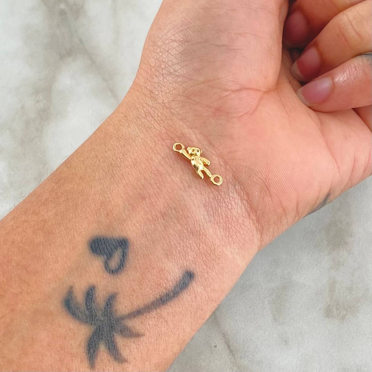 Charm Bear Hand Up 0.6gr / 1.5cm / 18K Yellow Gold *