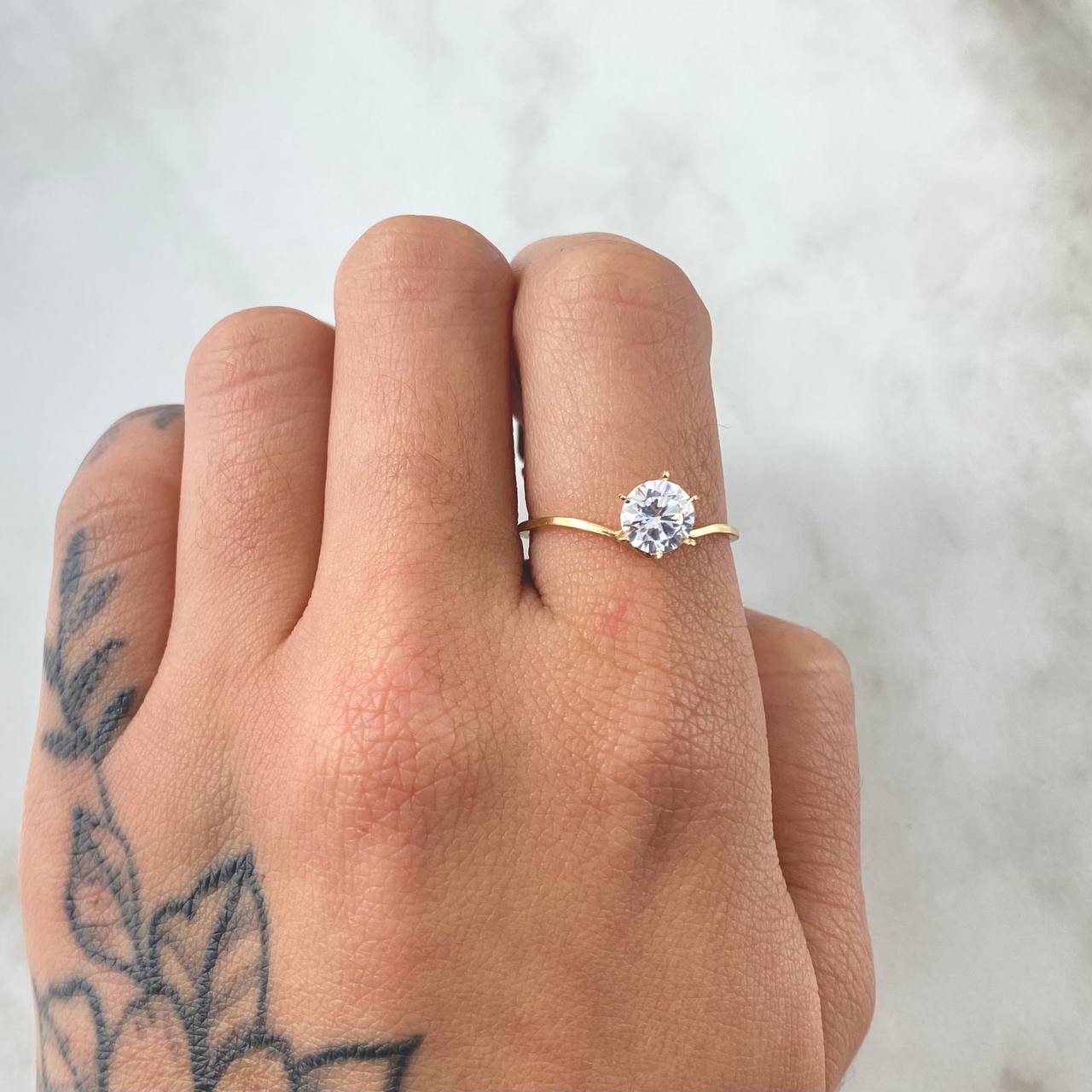 Delicate V Solitaire Ring 1.3gr / Size 7 / 18K Gold ©
