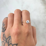 Delicate V Solitaire Ring 1.3gr / Size 7 / 18K Gold ©