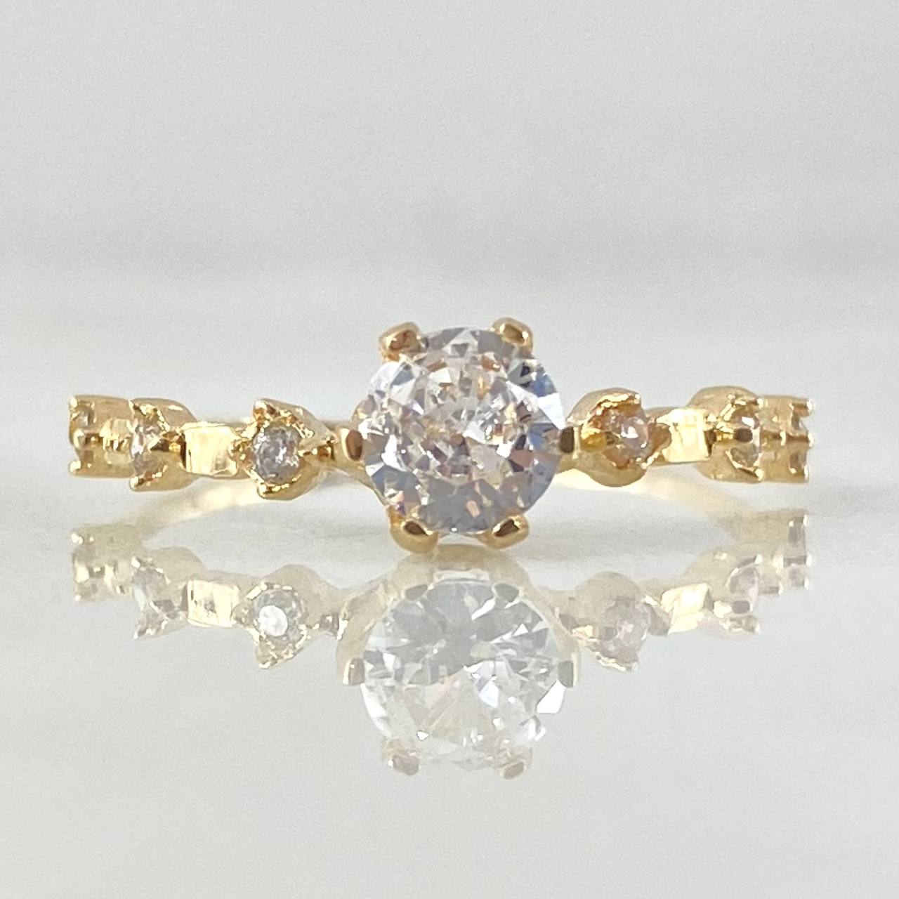 Anillo Solitario Rombos 1.55gr / T6 / Oro 18K ©