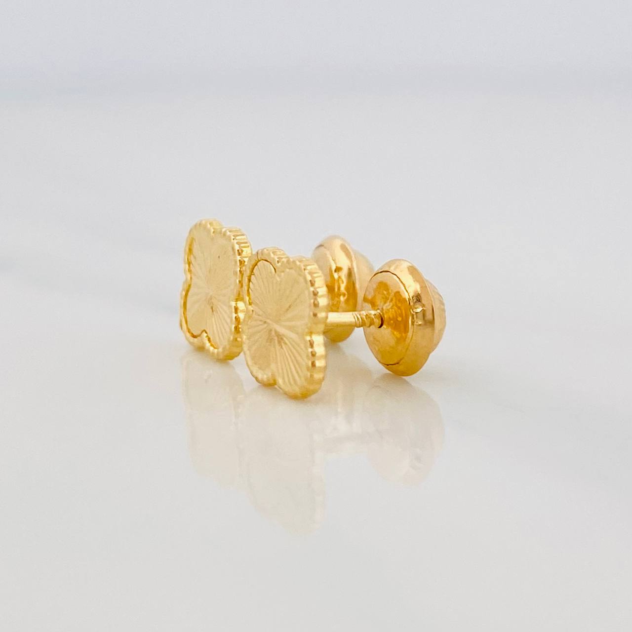 Stud Earrings Clover Diamond Cut 0.95g / in / 6.6mm Yellow Gold 18K