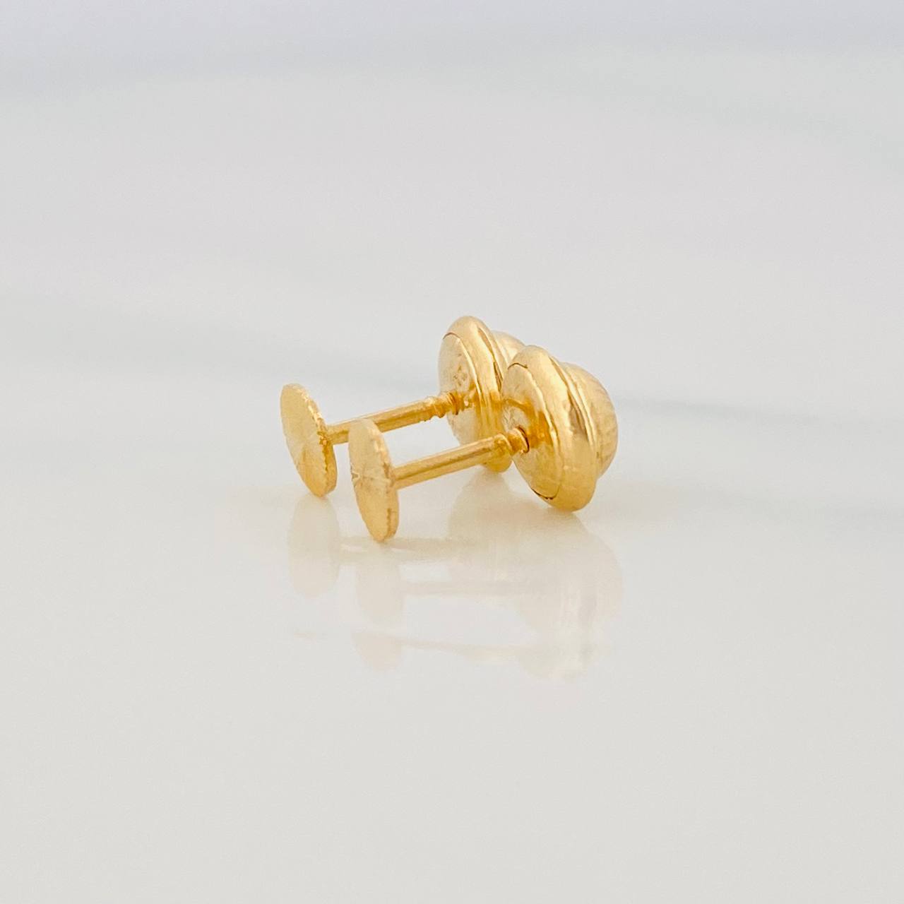 Stud Earrings Circle Diamond Cut 0.7g / in / 5.6mm Yellow Gold 18K
