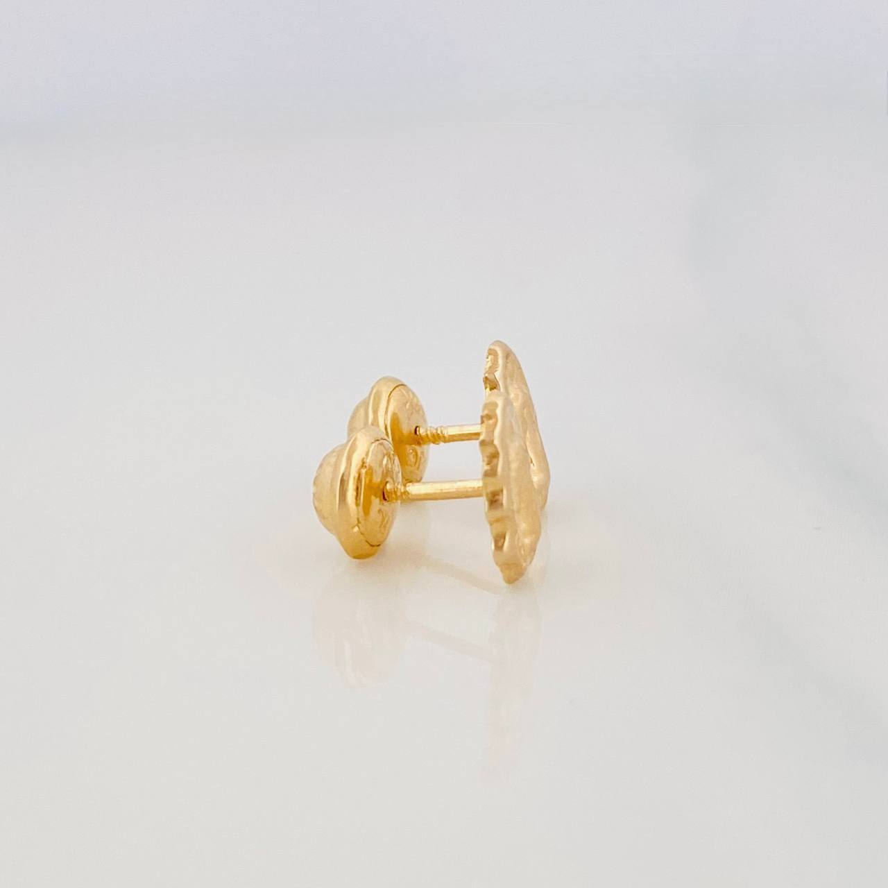 Stud Earrings Virgin Guadalupe 0.75g / in / 5.42mm Yellow Gold 18K