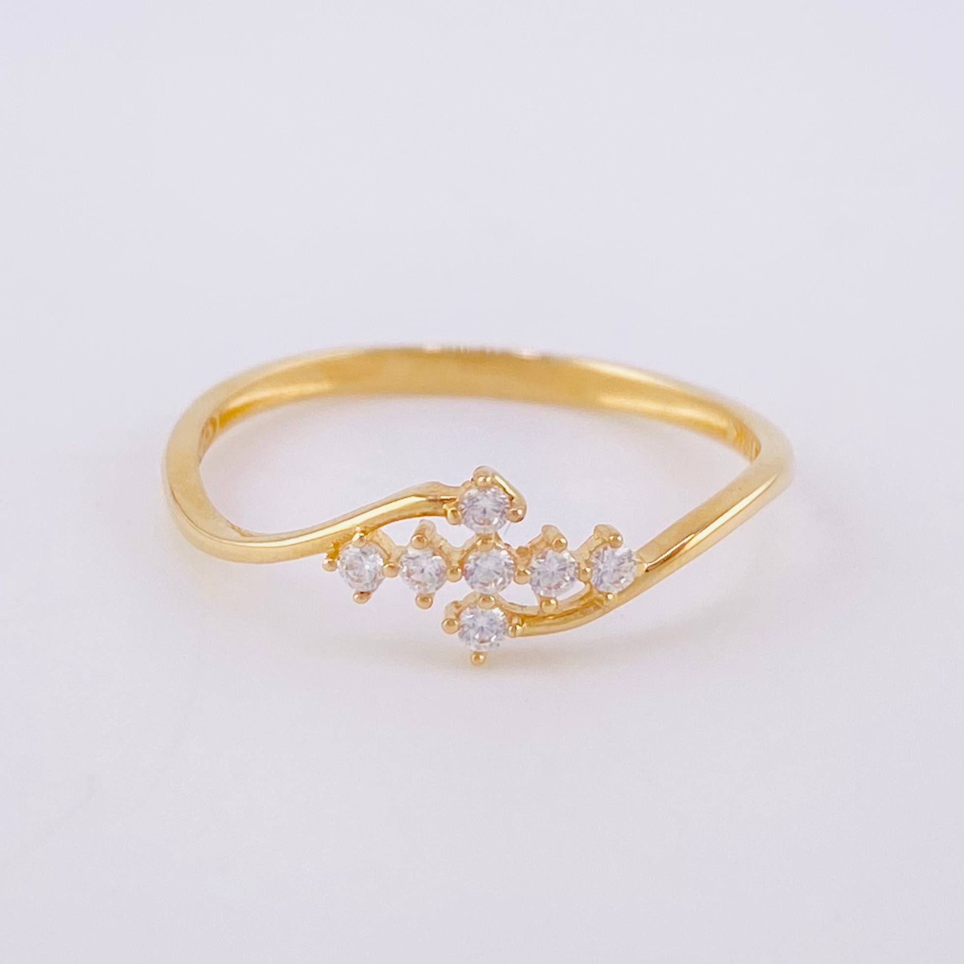 Anillo Lineas Curva Cruz 1.2 g / T7 3/4 Oro Amarillo 18K