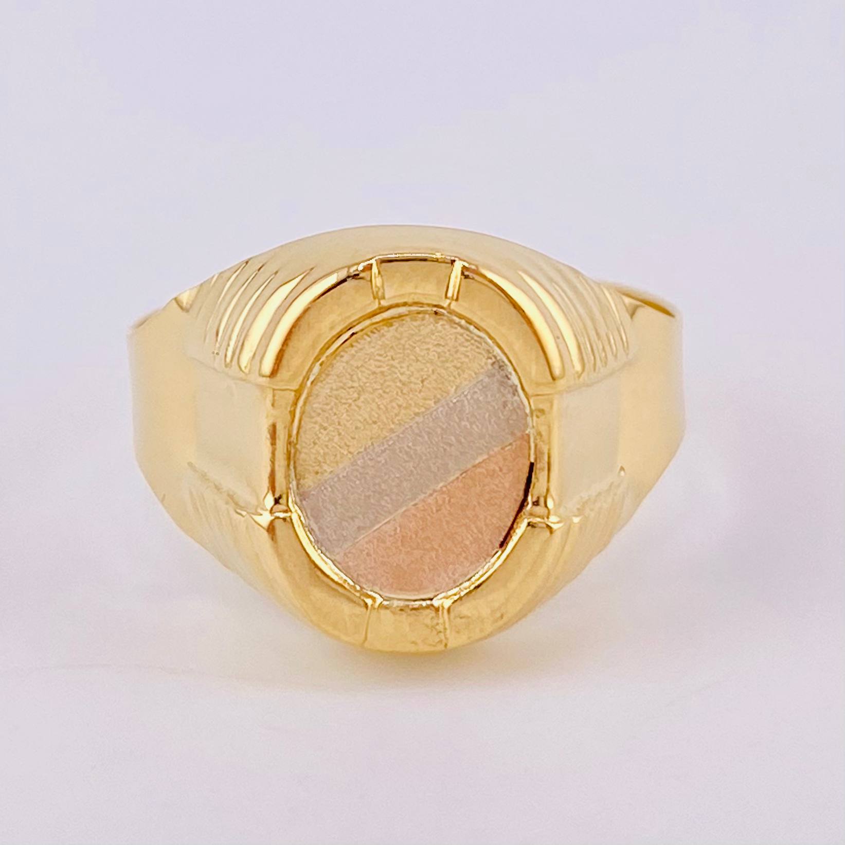 Oval Signet Ring with Frame 3.5 g / T10 Three Golds 18K