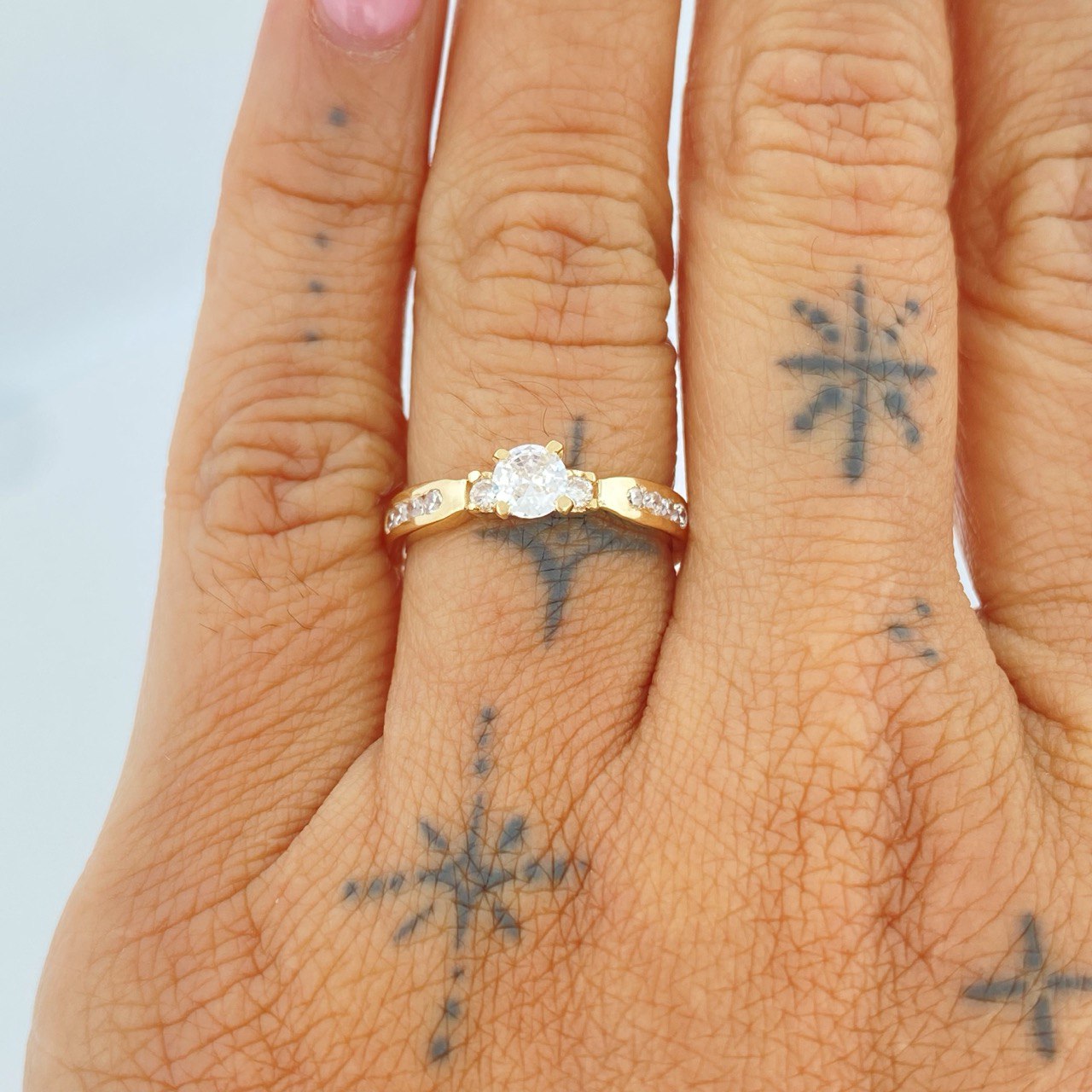 Solitaire Trio Ring 3.05gr / Size 7 1/4 / 18K Gold $
