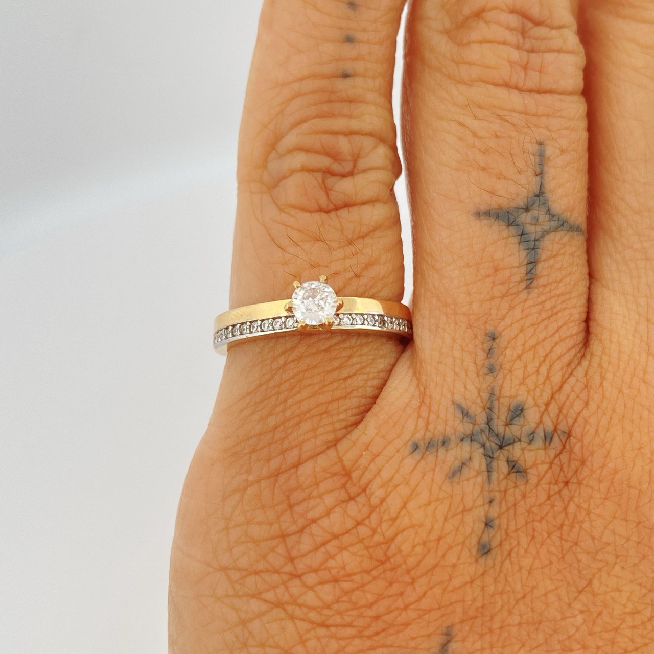 Anillo Solitario Churumbela 2.5gr / T6 / Dos Oros Amarillo Blanco 18K $