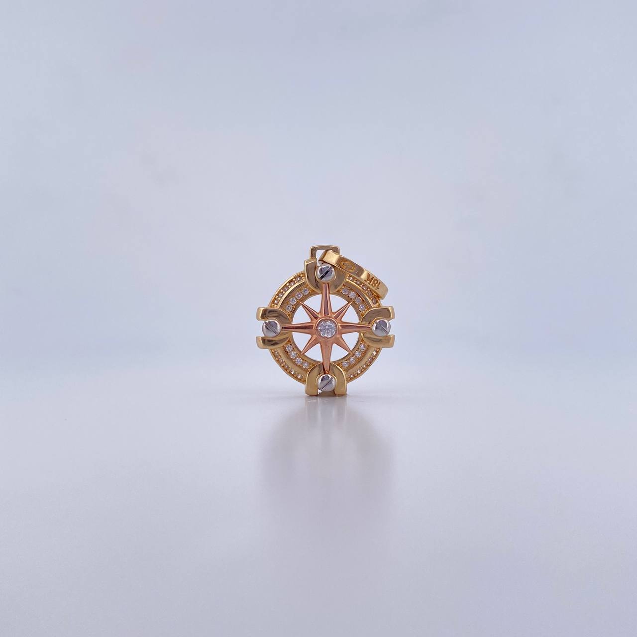 Dije Estrella Cardinal 5.35gr / 3cm / Circones Blancos Tres Oros 18K &