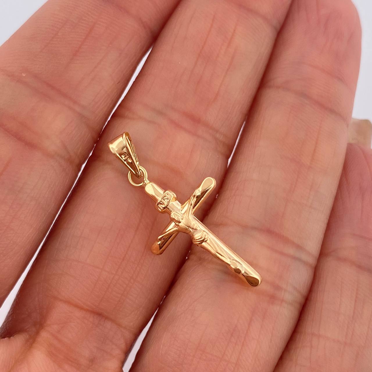 Cruz Cristo 0.7gr / 2.8cm / Oro 18K $