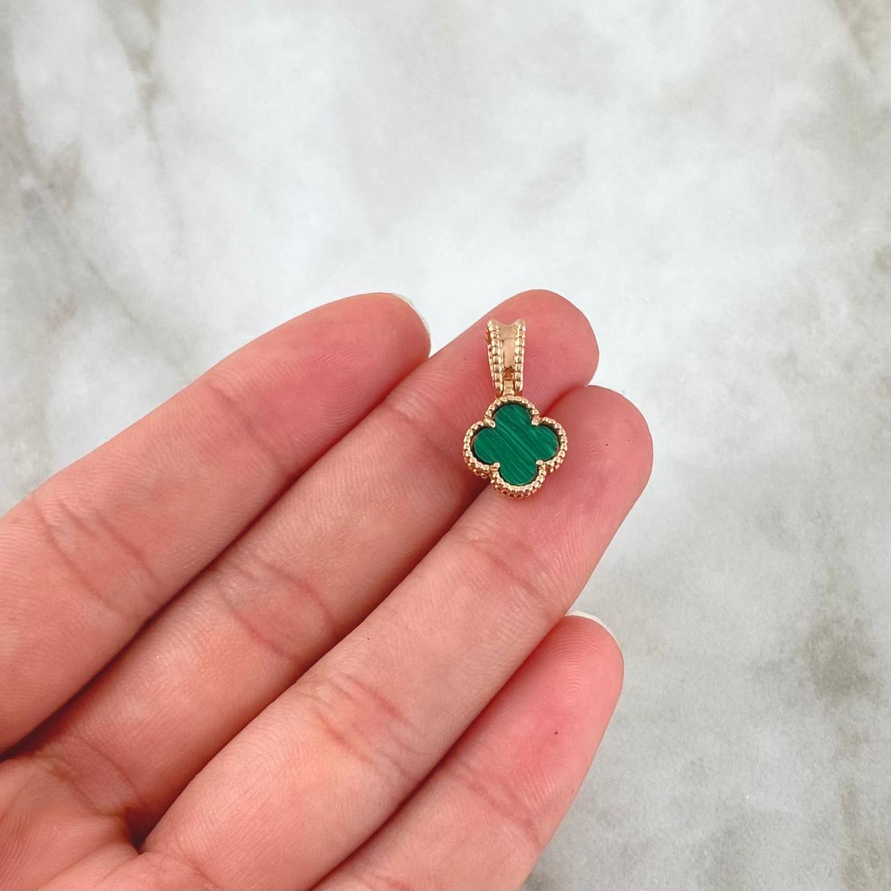 Dije Trebol VCyA 1.4gr / 2cm / Malaquita Verde Punteado Circones Blancos Oro Rosa 18K ©
