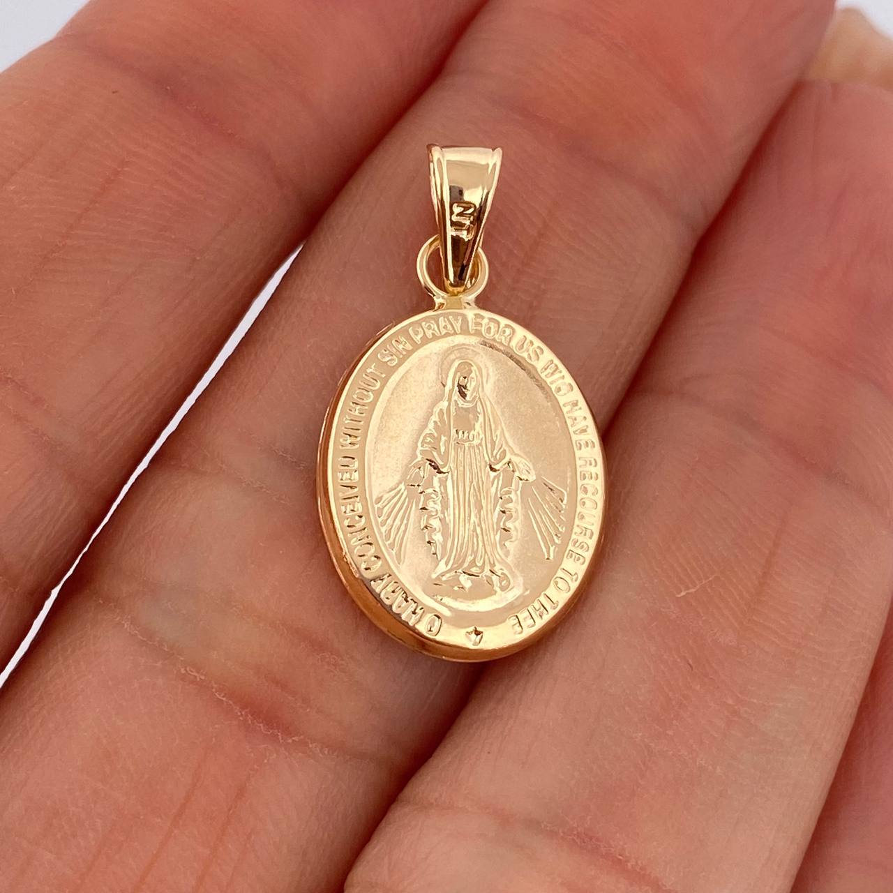 Pendant 1gr / 2.5cm / 18K Gold $