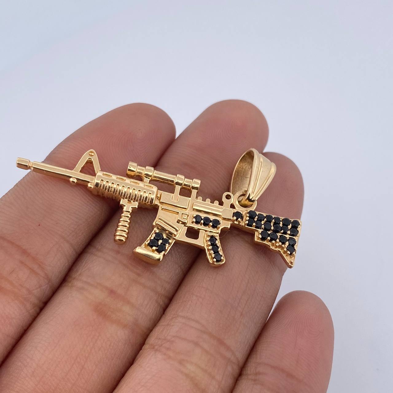 Pendant Rifle Weapon M 9.2gr / 4.7cm / Black Zircons 18K Yellow Gold &