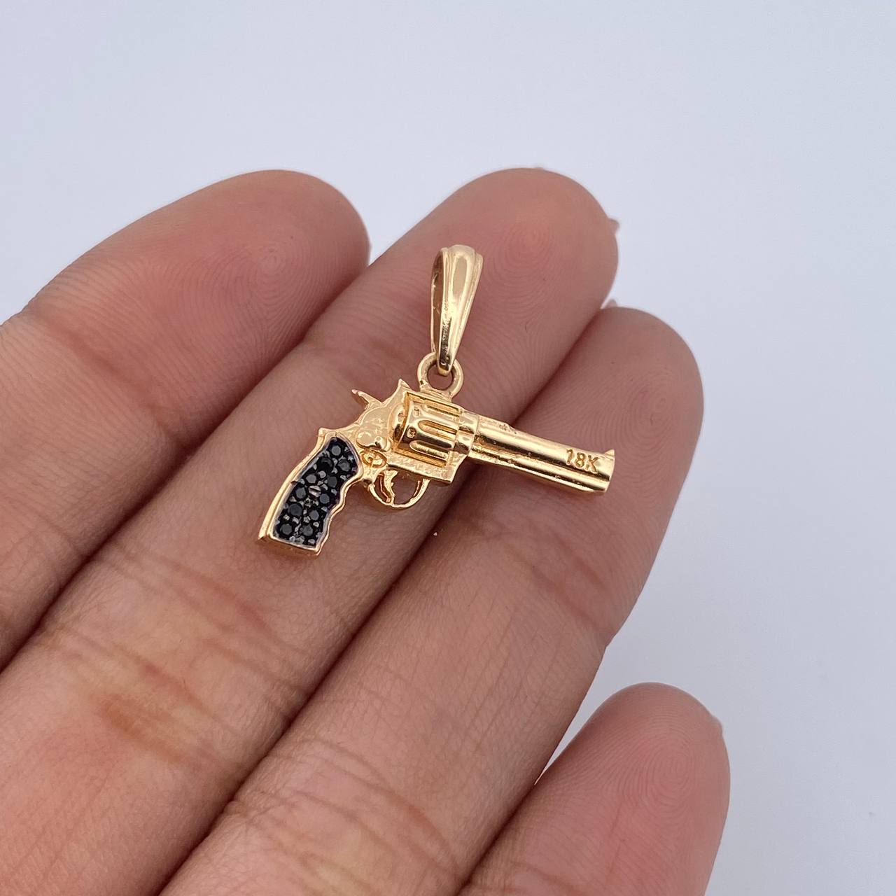 Pendant Revolver Weapon 2.7gr / 2.2cm / Black Zircons 18K Yellow Gold &