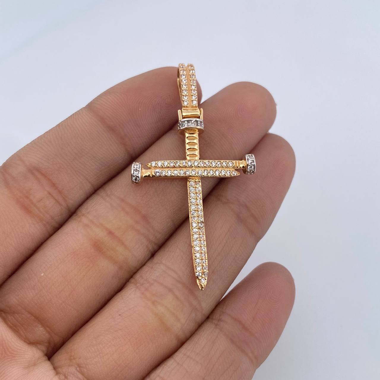 Dije Cruz Clavo 3.3gr / 4.5cm / Circones Blancos Dos Oros Blanco Amarillo 18K &