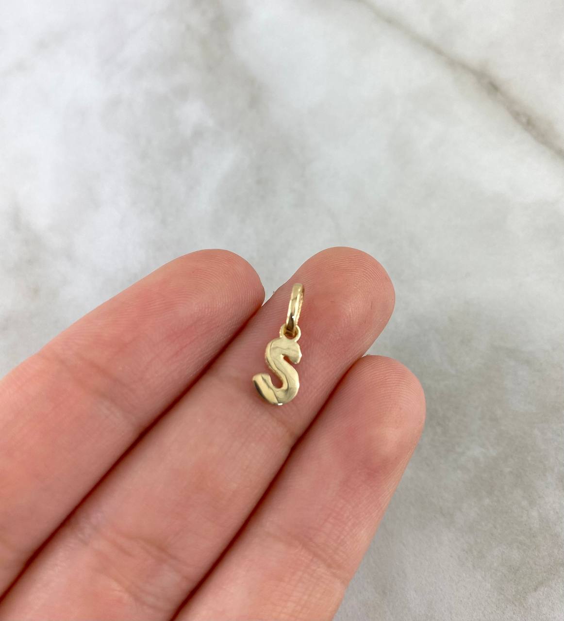 Pendant Letter S Cursive 0.4gr / 1/2 in / 18K Gold ©