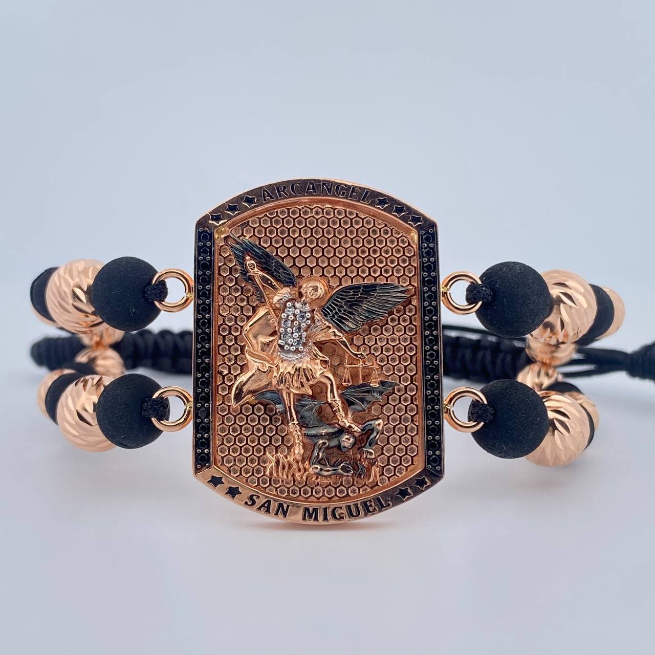 Pulsera Negra San Miguel Arcangel 14.6gr / Oro 18K $