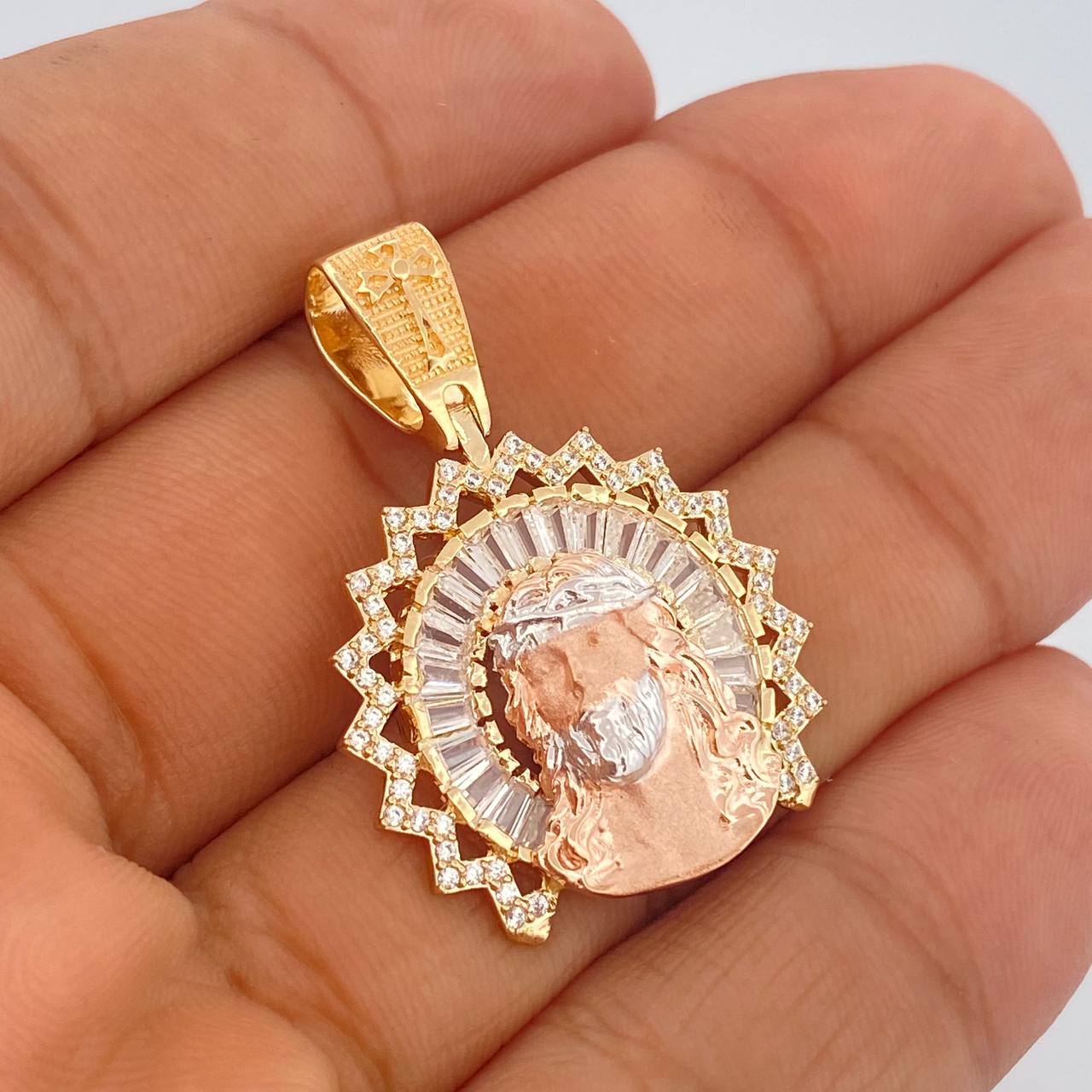 Dije Rostro Cristo 8.3gr / 1 1/2 in / Tres Oros 18K $