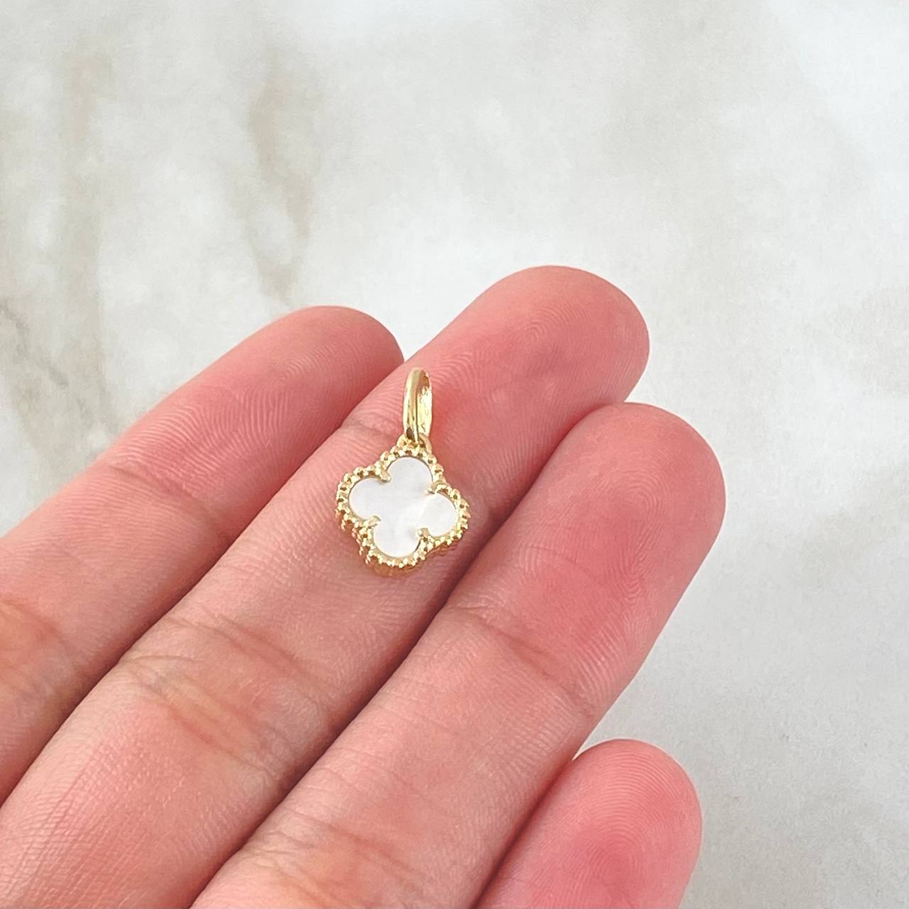 Dije Trebol Blanco 1.2gr / 3/4 in / Oro Amarillo Nac.Esp. 18K