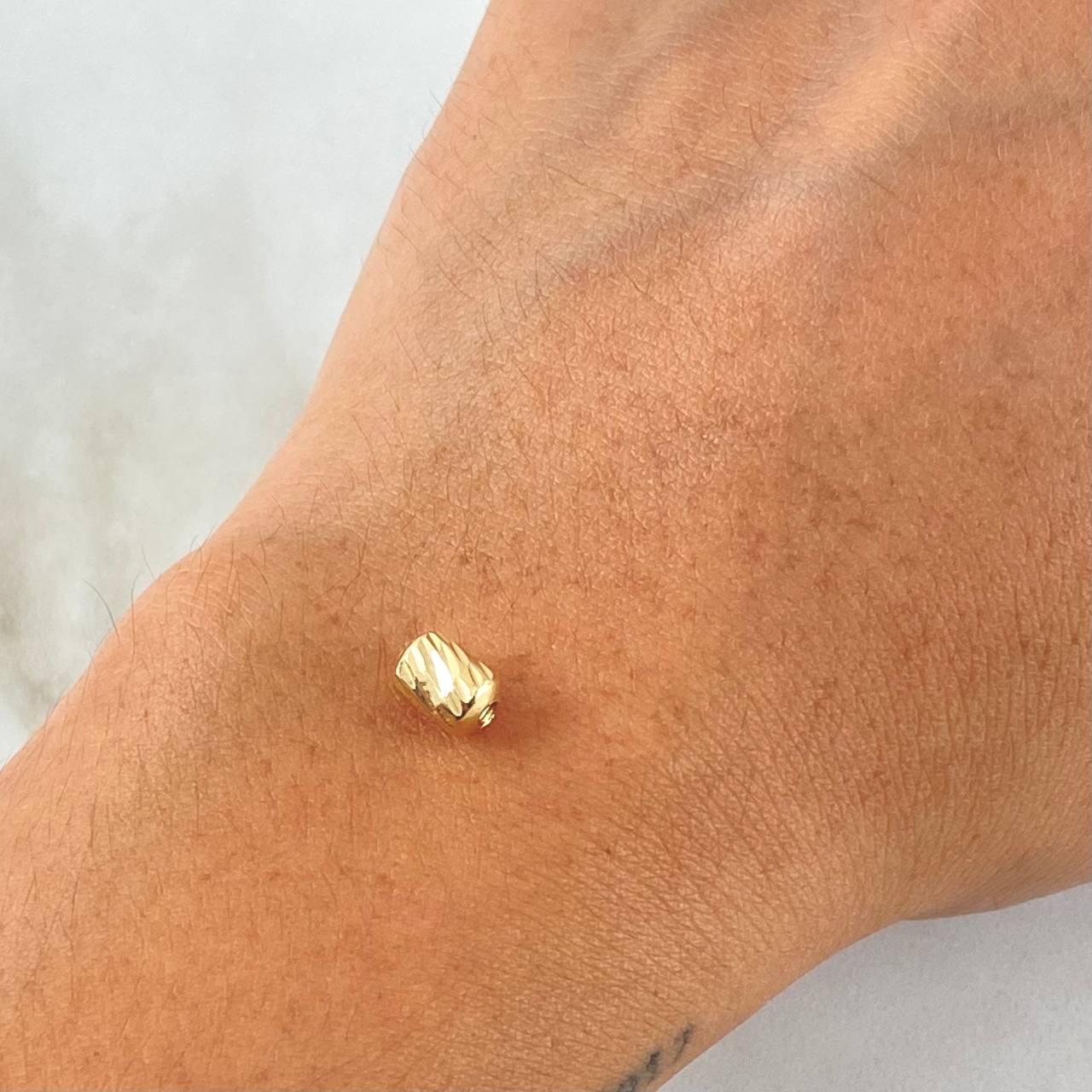Charm Cylindrical Diamond Cut 0.25gr / 18K Gold ©