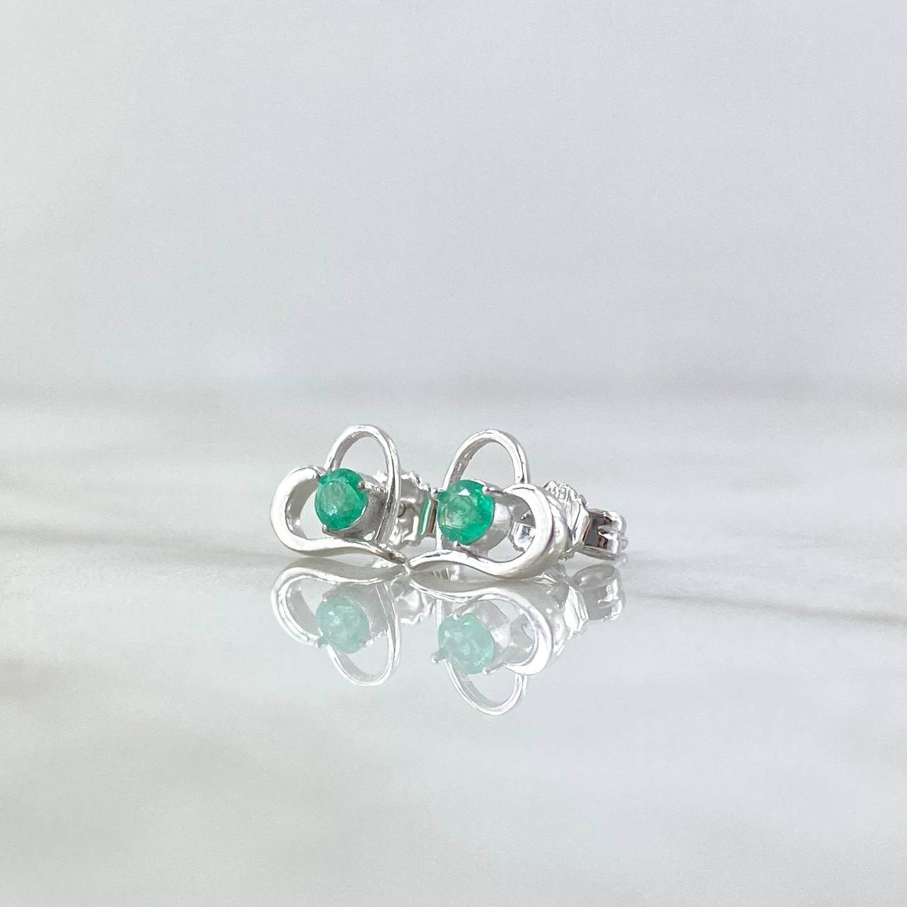 Topos Corazón Silueta 1.3gr / 8mm Esmeraldas 24pts Broche Mariposa Oro Blanco 18K (Joya) ©