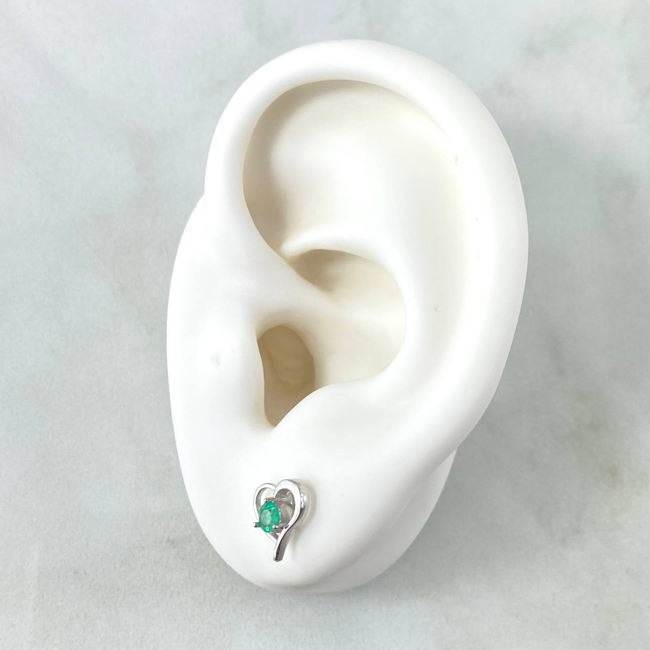 Topos Corazón Silueta 1.3gr / 8mm Esmeraldas 24pts Broche Mariposa Oro Blanco 18K (Joya) ©