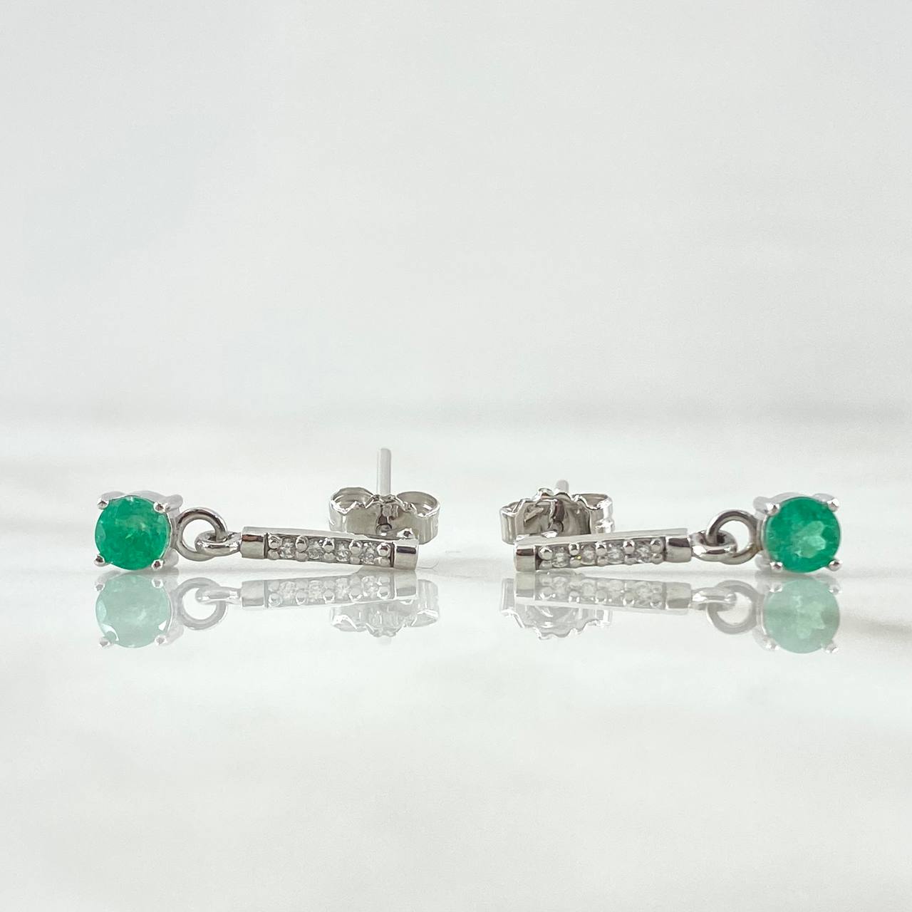 Topos Piedra Colgante 1.95gr / 1.8cm / Esmeraldas 52pts Diamantes 4pts Broche Mariposa Oro Blanco 18K (Joya) ©