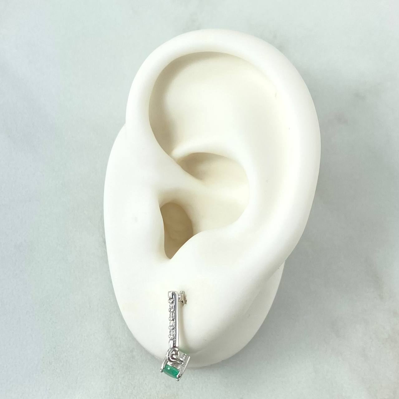 Topos Piedra Colgante 1.95gr / 1.8cm / Esmeraldas 52pts Diamantes 4pts Broche Mariposa Oro Blanco 18K (Joya) ©