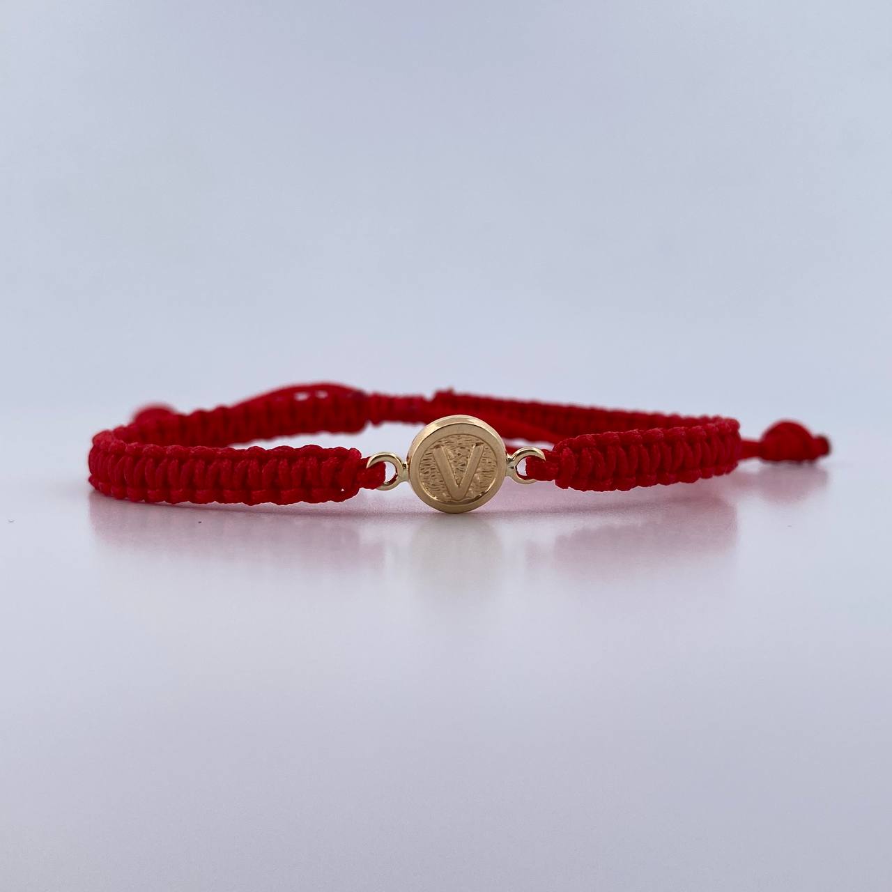 Red Bracelet Letter V 0.4gr / 18K Yellow Gold &