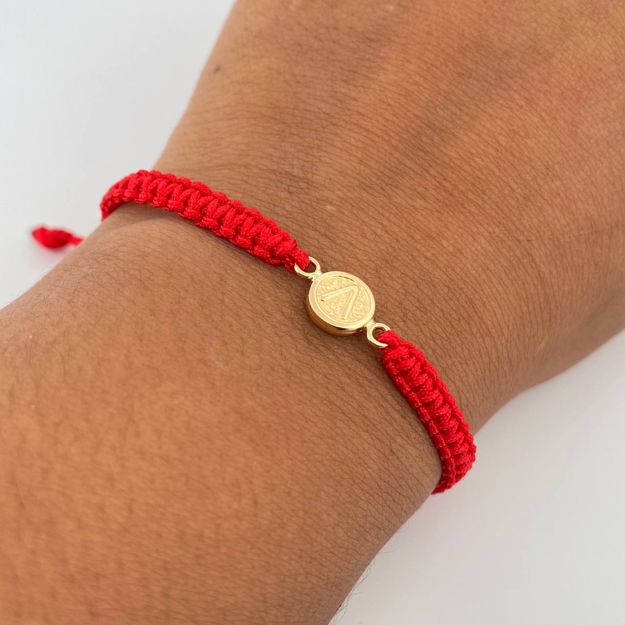 Red Bracelet Letter V 0.4gr / 18K Yellow Gold &