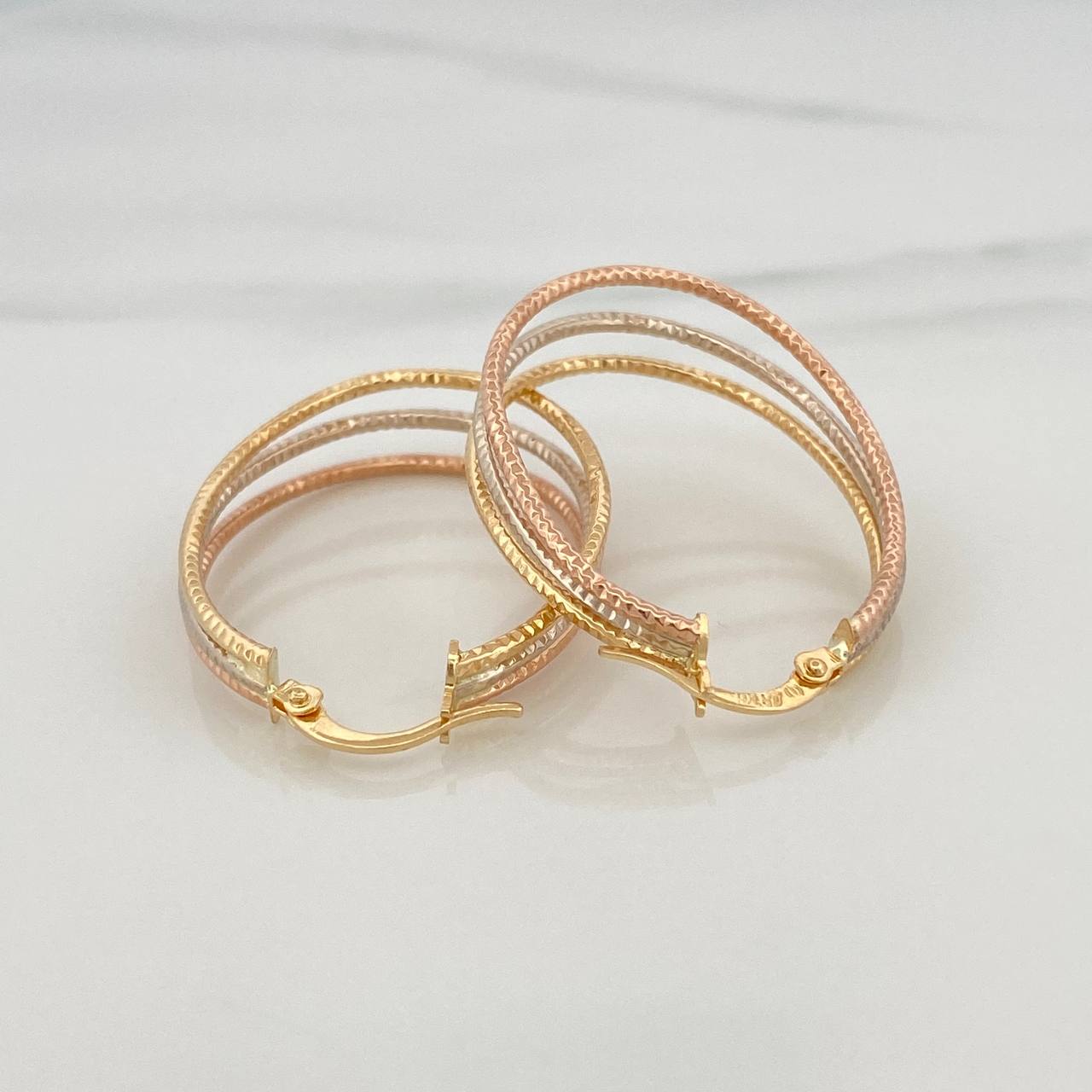 Daki Oval Hoop Earrings 2.35 g / 1 1/2 in Three Golds 18K