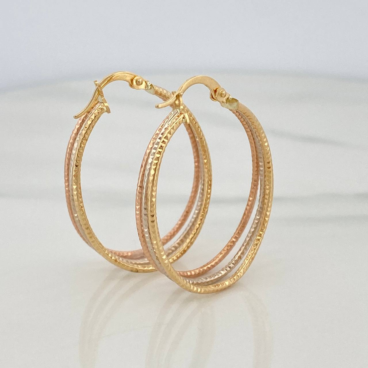 Daki Oval Hoop Earrings 2.35 g / 1 1/2 in Three Golds 18K