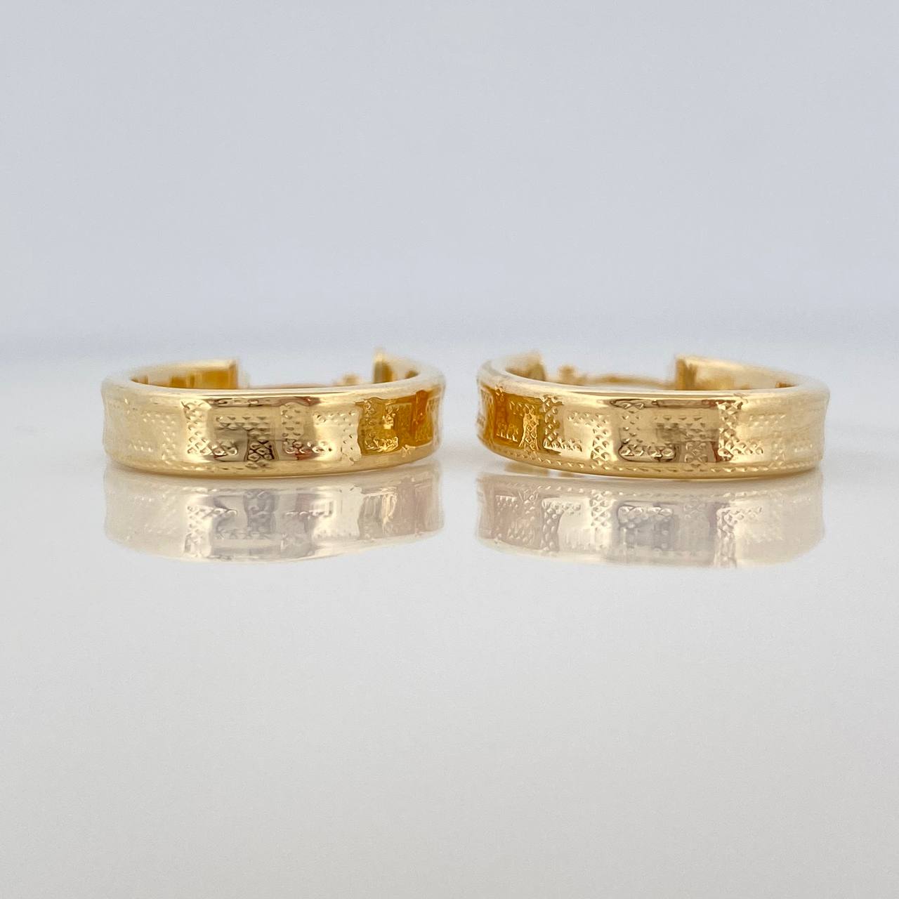Tribal Oval Hoop Earrings 2.6 g / 1 in 18K Yellow Gold