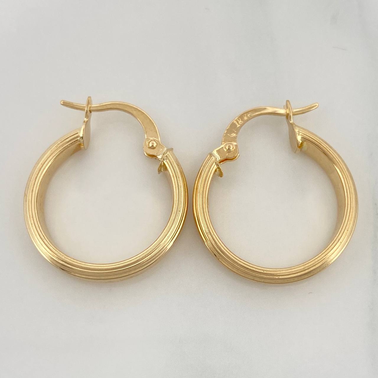 Winter Hoop Earrings 1.8 g / 3/4 in 18K Yellow Gold