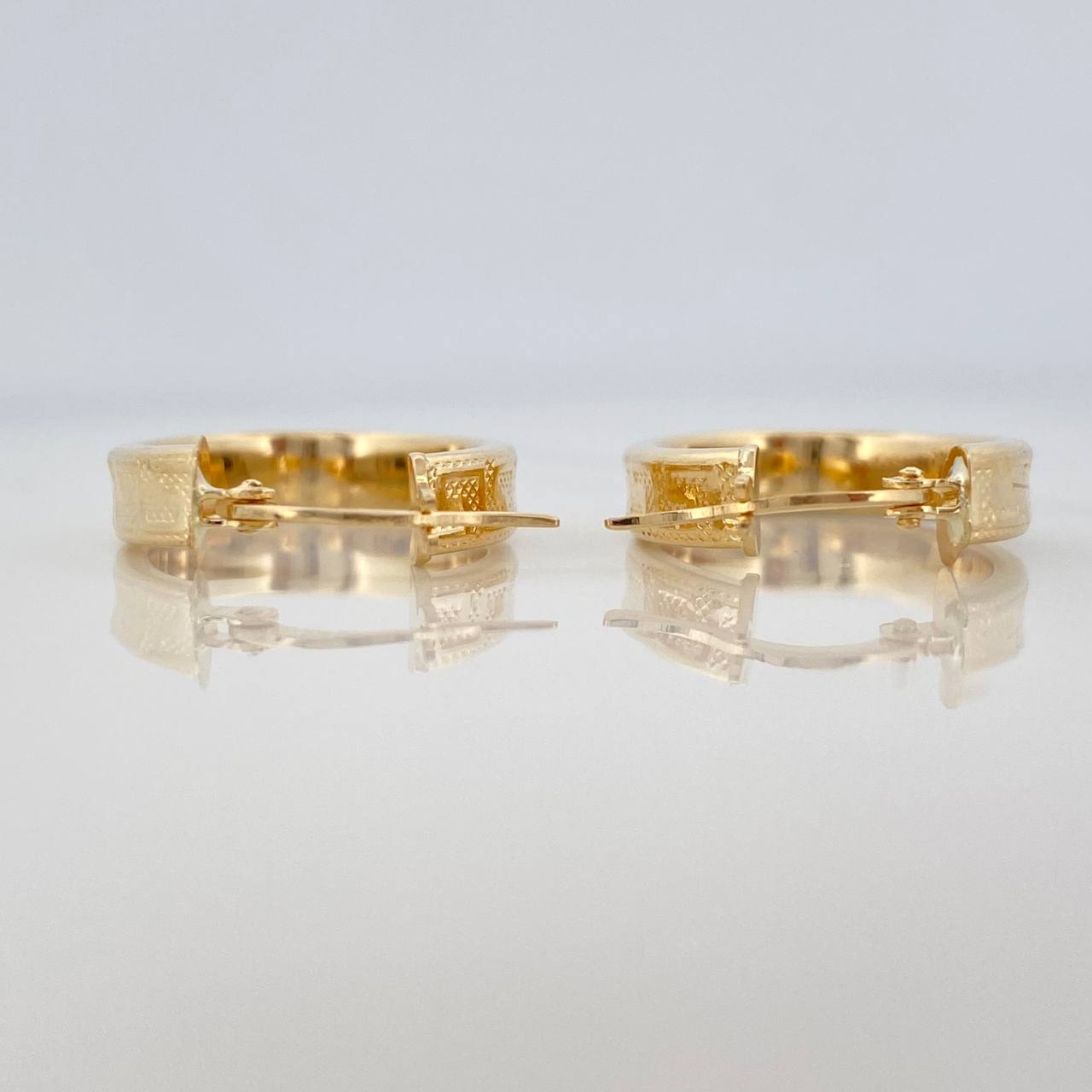 Tribal Oval Hoop Earrings 2.6 g / 1 in 18K Yellow Gold