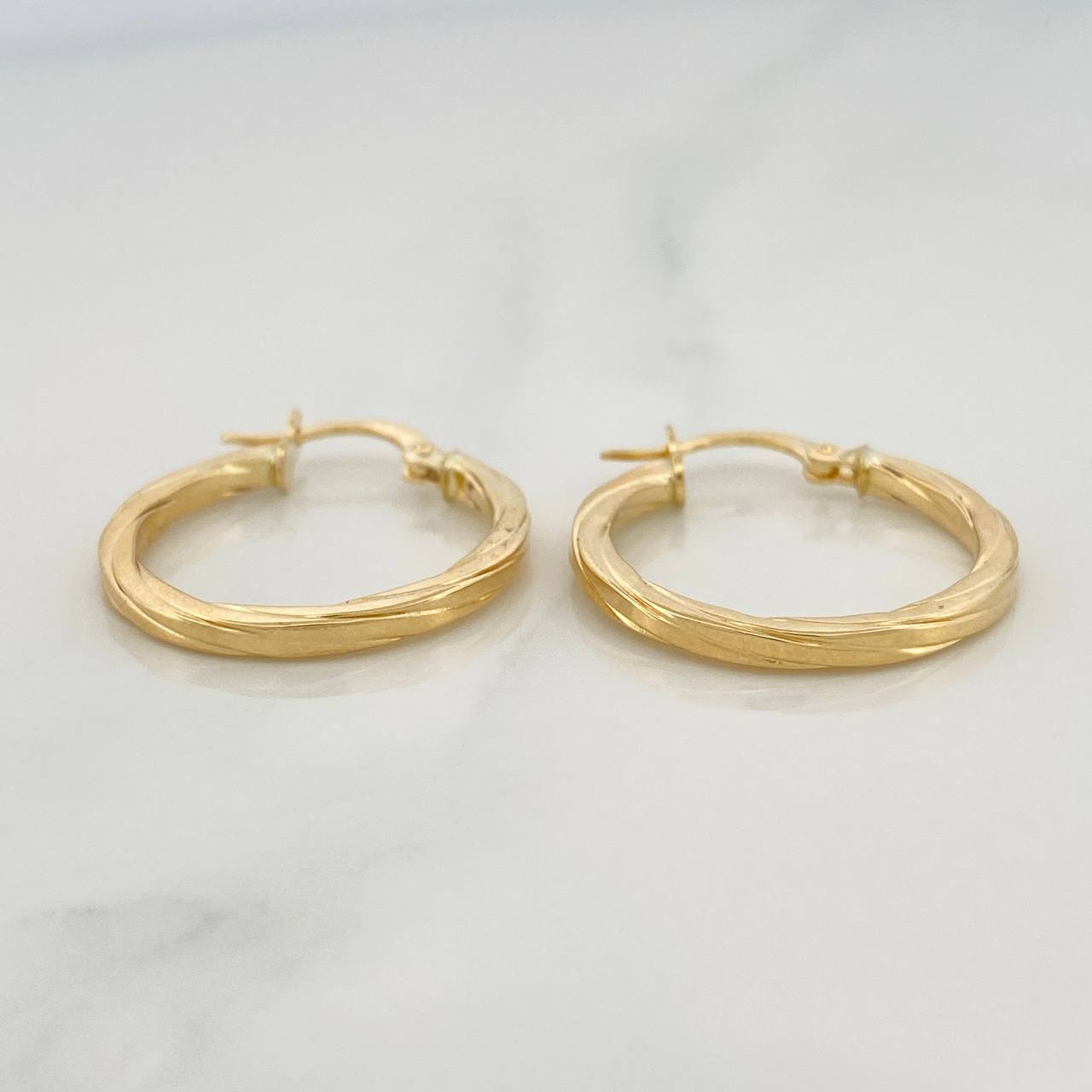 Osiris Hoop Earrings 1.65 g / 1 in 18K Yellow Gold