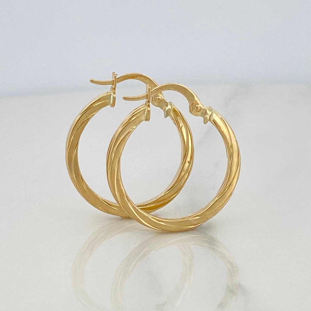Osiris Hoop Earrings 1.65 g / 1 in 18K Yellow Gold