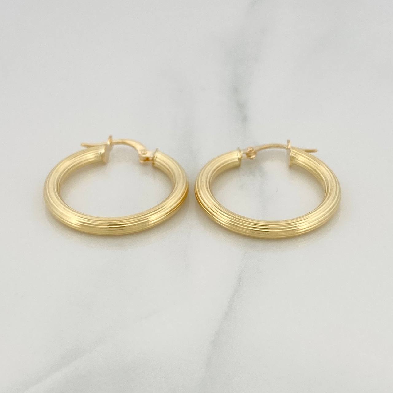 Cyrene Hoop Earrings 2.7 g / 1 in 18K Yellow Gold