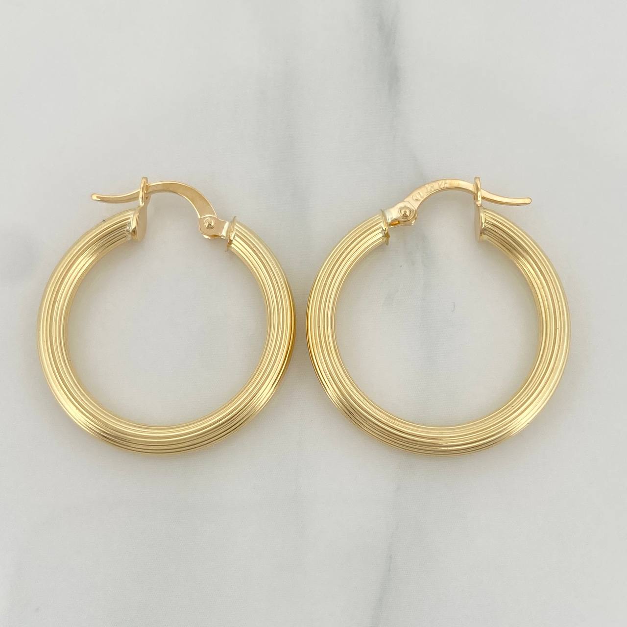 Cyrene Hoop Earrings 2.7 g / 1 in 18K Yellow Gold