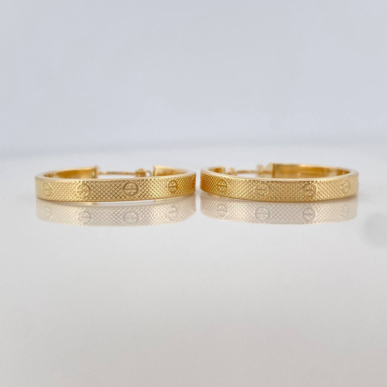 Screw Hoop Earrings 2.15 g / 1 in 18K Yellow Gold