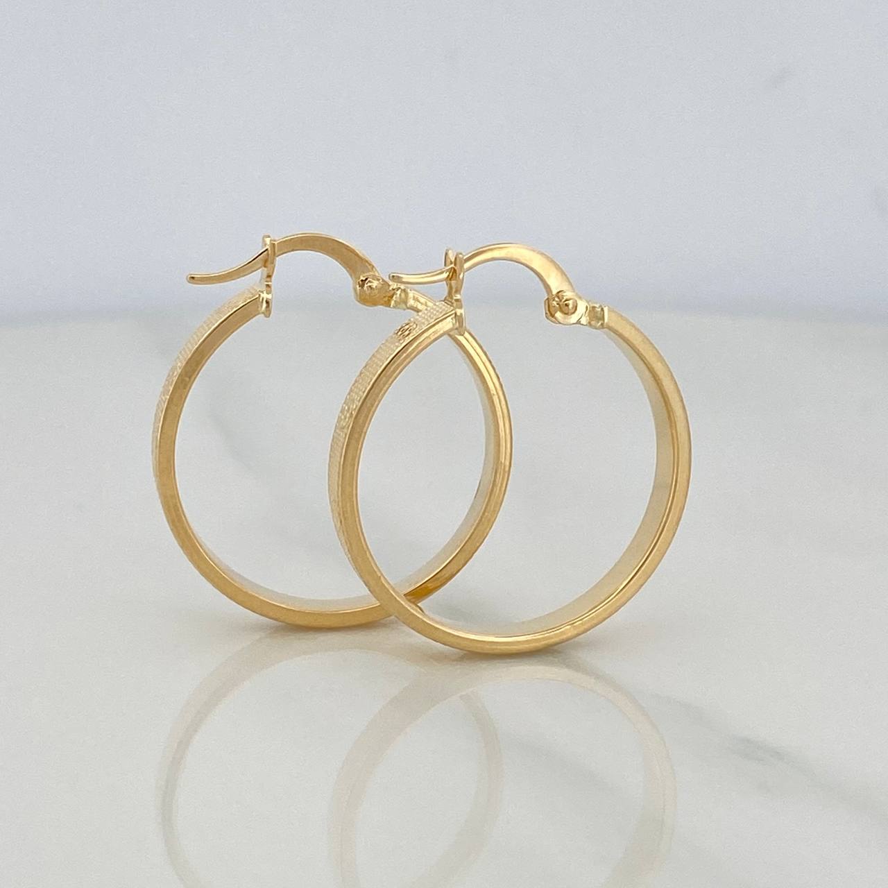 Screw Hoop Earrings 2.15 g / 1 in 18K Yellow Gold