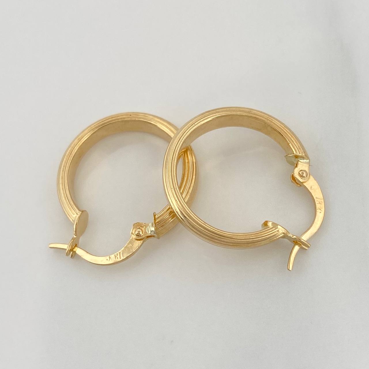 Winter Hoop Earrings 1.8 g / 3/4 in 18K Yellow Gold