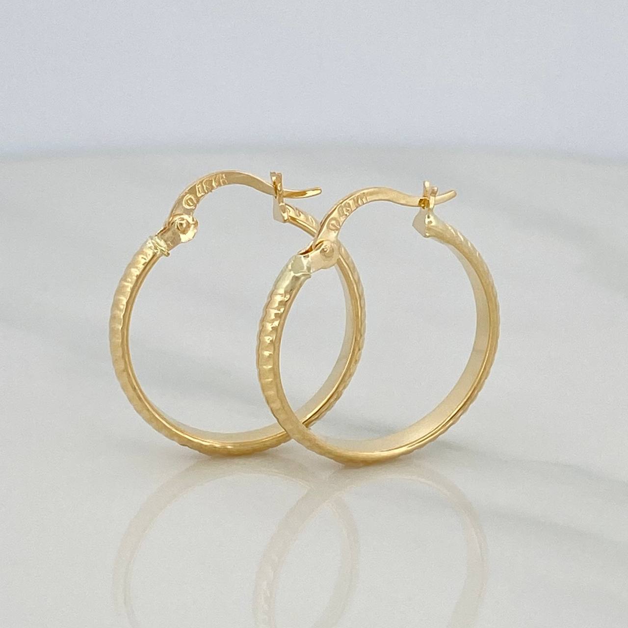 Kuki Hoop Earrings 1.55 g / 1 in 18K Yellow Gold